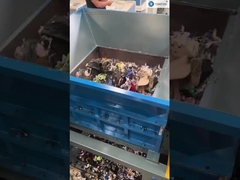 Double shaft shredder machine shredding clothes